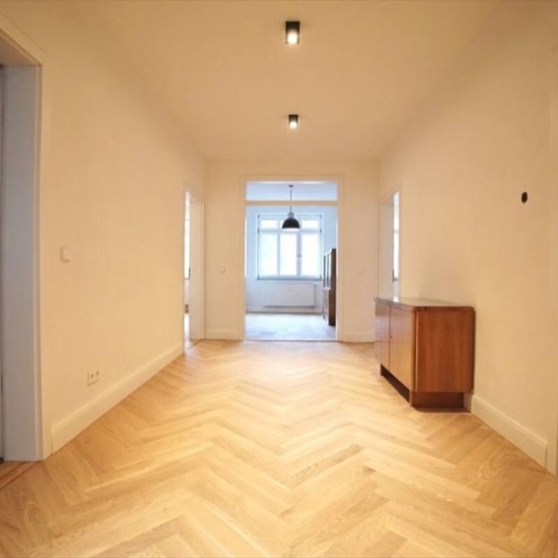 Sanierte Altbauwohnung in Stuttgart-Süd mit Fischgrätparkett und Blick durch die Diele